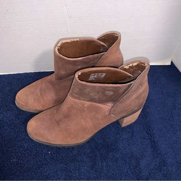 Clarks Boots Women’s 7.5 M  Ankle Booties Brown Leather Chunky Heeled Casual - Picture 2 of 6